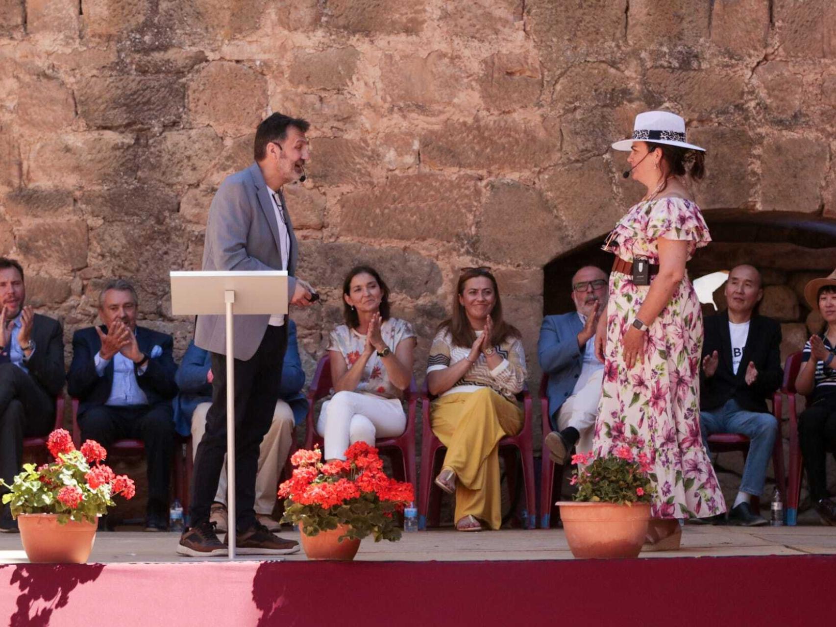 La ministra de Industria, Reyes Maroto, preside la presentación del proyecto artístico de Monteagudo de las Vicarías, en Soria, este domingo.