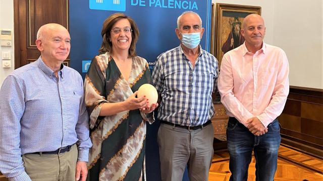 La presidenta de la Diputación de Palencia, Ángeles Armisén, el alcalde de Villovieco, Manuel Garrachón, el concejal Carlos Garrachón y con el diputado de zona, Javier Villafruela