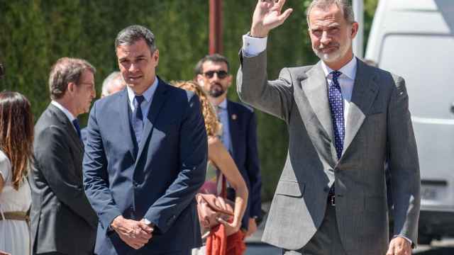 El presidente Pedro Sánchez y el Rey Felipe VI, este domingo en Ermua antes de iniciarse el homenaje a Miguel Ángel Blanco.