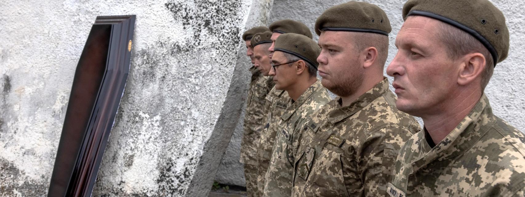 Varios soldados ucranianos asisten en Kiev al funeral de Ievgen Olefirenko, un militar que falleció en Donetsk por los ataques rusos