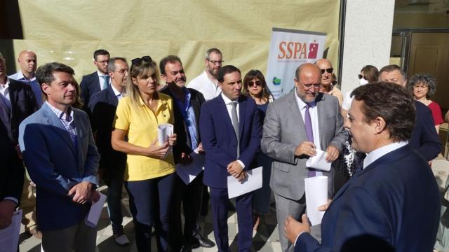 El vicepresidente del Gobienro regional, José Luis Martínez Guijarro, entre los que participaron en el acto de apoyo al manifiesto.