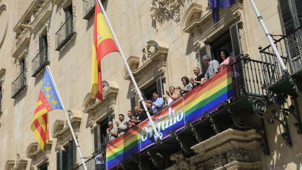 Miembros de la corporación y de colectivos LGTBI en el balcón del Ayuntamiento de Alicante.