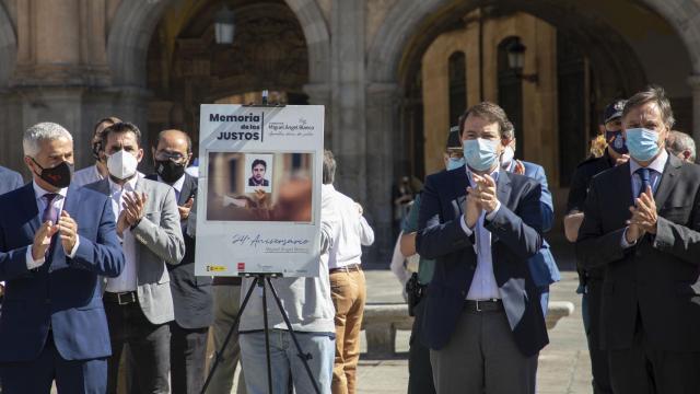 El presidente de la Junta, Alfonso Fernández Mañueco, en el minuto de silencio convocado en 2021 por la Corporación Municipal del Ayuntamiento de Salamanca con motivo del 24 aniversario del asesinato de Miguel Ángel Blanco