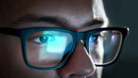 Un hombre con gafas con filtro para la luz azul.