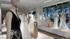 Fotografía de unos modelos de vestidos de novia expuestos, el 27 de junio de 2022, en una tienda de la empresa española Pronovias en Nueva York (EEUU).