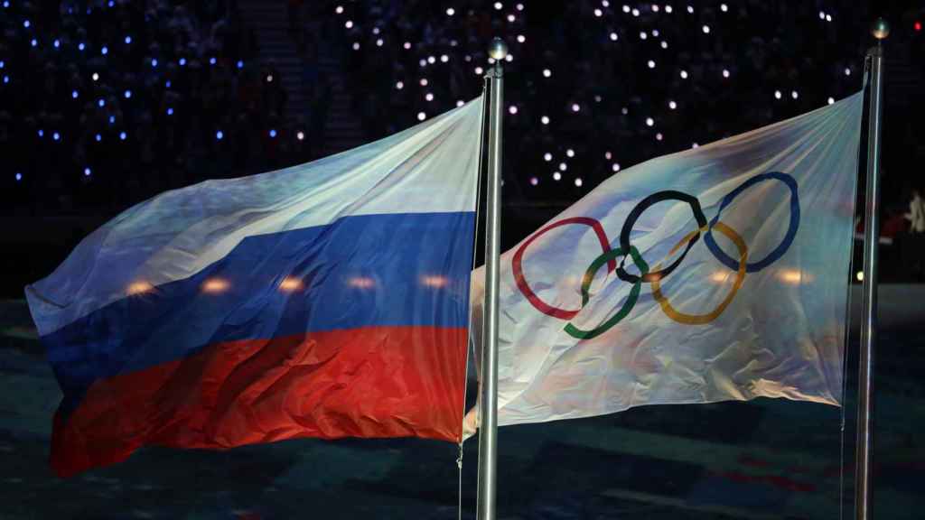 La bandera de Rusia y la de los Juegos Olímpicos.