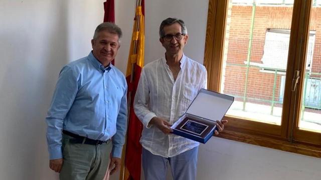 El alcalde entrega una placa al cabo de la Policía Local.