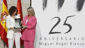 Isabel Díaz Ayuso recibe de manos de Marimar Blanco un premio a la convivencia.