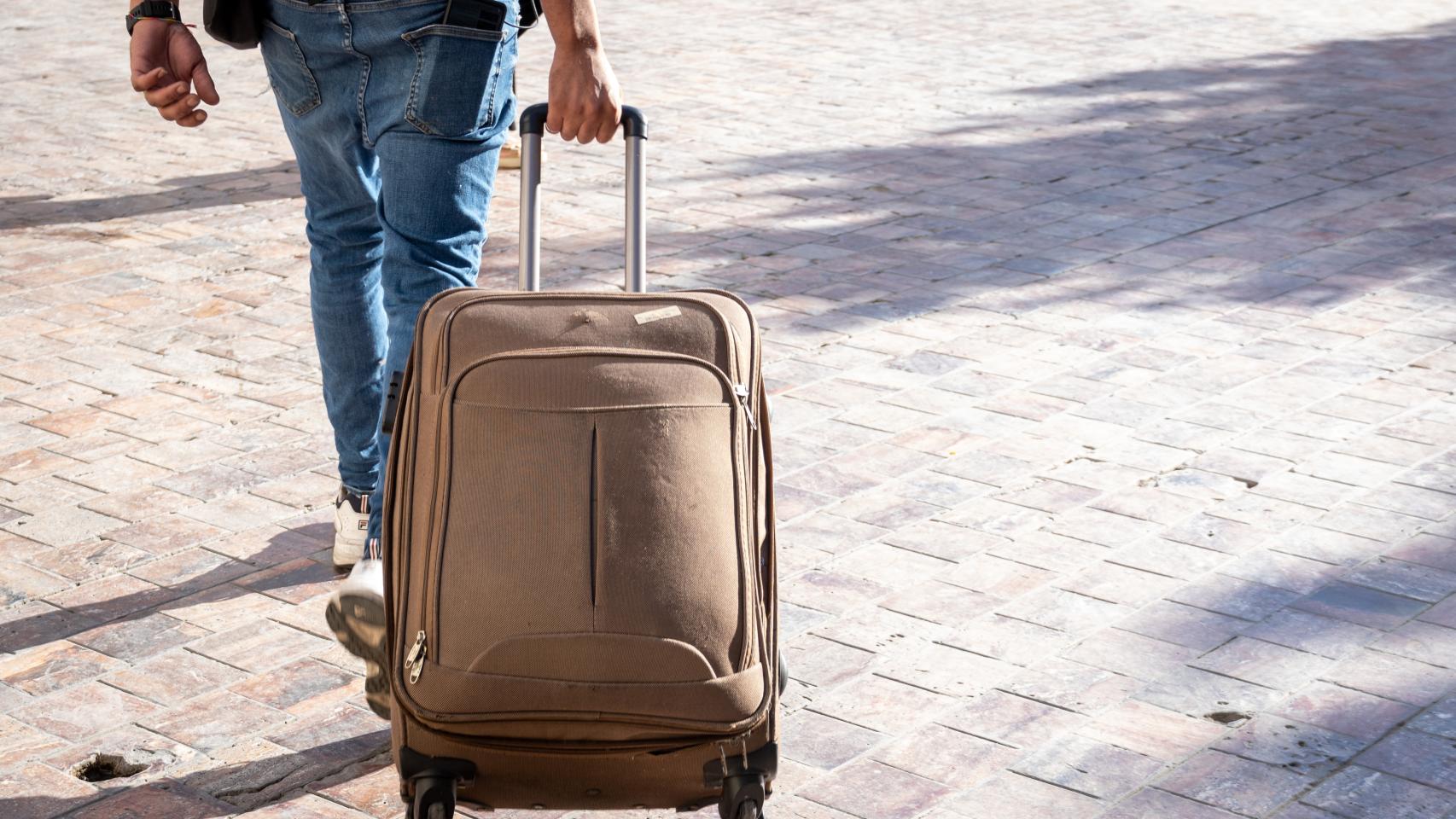 La maleta de un turista por el Centro de Málaga.