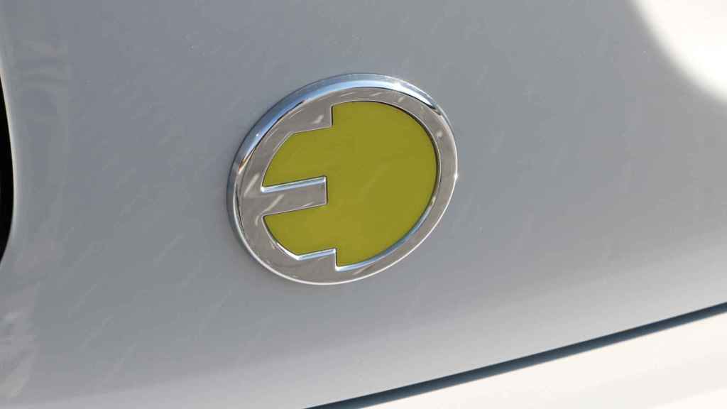 Emblema que señala que es un coche eléctrico.