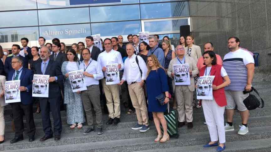 El PP de Cuenca, con Benjamín Prieto a la cabeza, se suma en Bruselas al minuto de silencio por el 25 aniversario del asesinato de Miguel Ángel Blanco