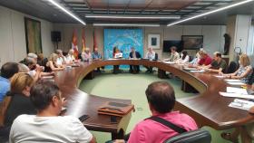 Imagen de la reunión junto a técnicos de las Consejerías y alcaldes