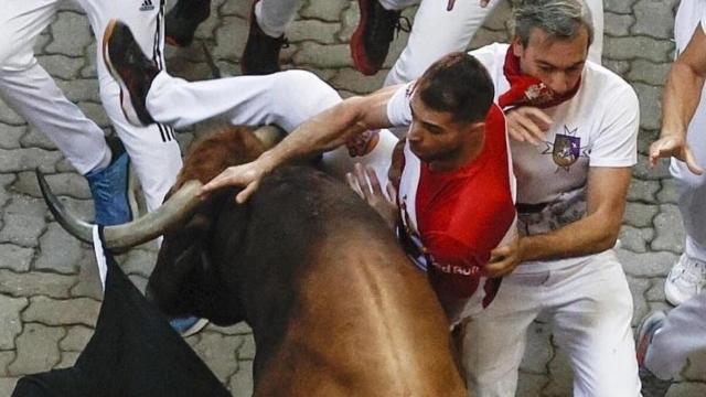 Diego Ortega, a la derecha de la imagen, en el encierro de San Fermín del día 11.