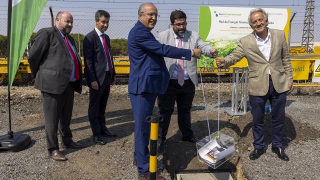 El viceconsejero de Medio Ambiente y Ordenación del Territorio, Rubén Rodríguez, asiste al acto de colocación de la primera piedra de la Red de energía térmica renovable para Ávila, organizado por Ferrovial y DH Ecoenergías. En el acto estubo acompañado por el alcalde de Ávila, Jesús Manuel Sánchez Cabrera y representantes de Ferrovial y DH Ecoenergías.