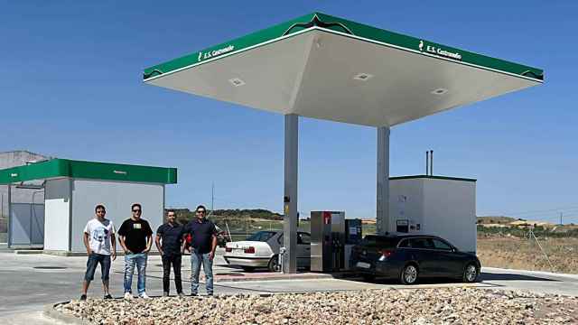 De derecha a izquierda Javier Hernández, Miguel Ángel García, Jonathan Hernández y Álvaro García, los socios que han montado una gasolinera en Castronuño