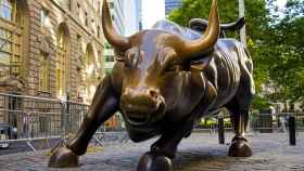 El toro de Wall Street, escultura de bronce realizada por Arturo Di Modica y ubicada en el parque Bowling Green de Nueva York