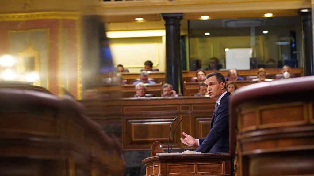 Pedro Sánchez anuncia un impuesto a la banca y a las energéticas y tren gratis hasta diciembre