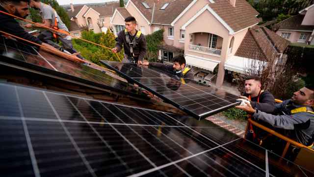 Profesionales instalan paneles solares en una vivienda de Madrid acogida a la nueva suscripción de energía solar de SotySolar.