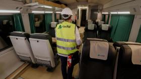 Un trabajador en el interior del tren laboratorio de Adif