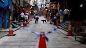 Un oficial de policía vigila el Soho para salvaguardar la distancia social en Hong Kong.