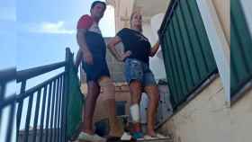 Rafael y Francisca, este martes, posando junto al muro medianero de su VPO de Alomartes que se vino abajo.