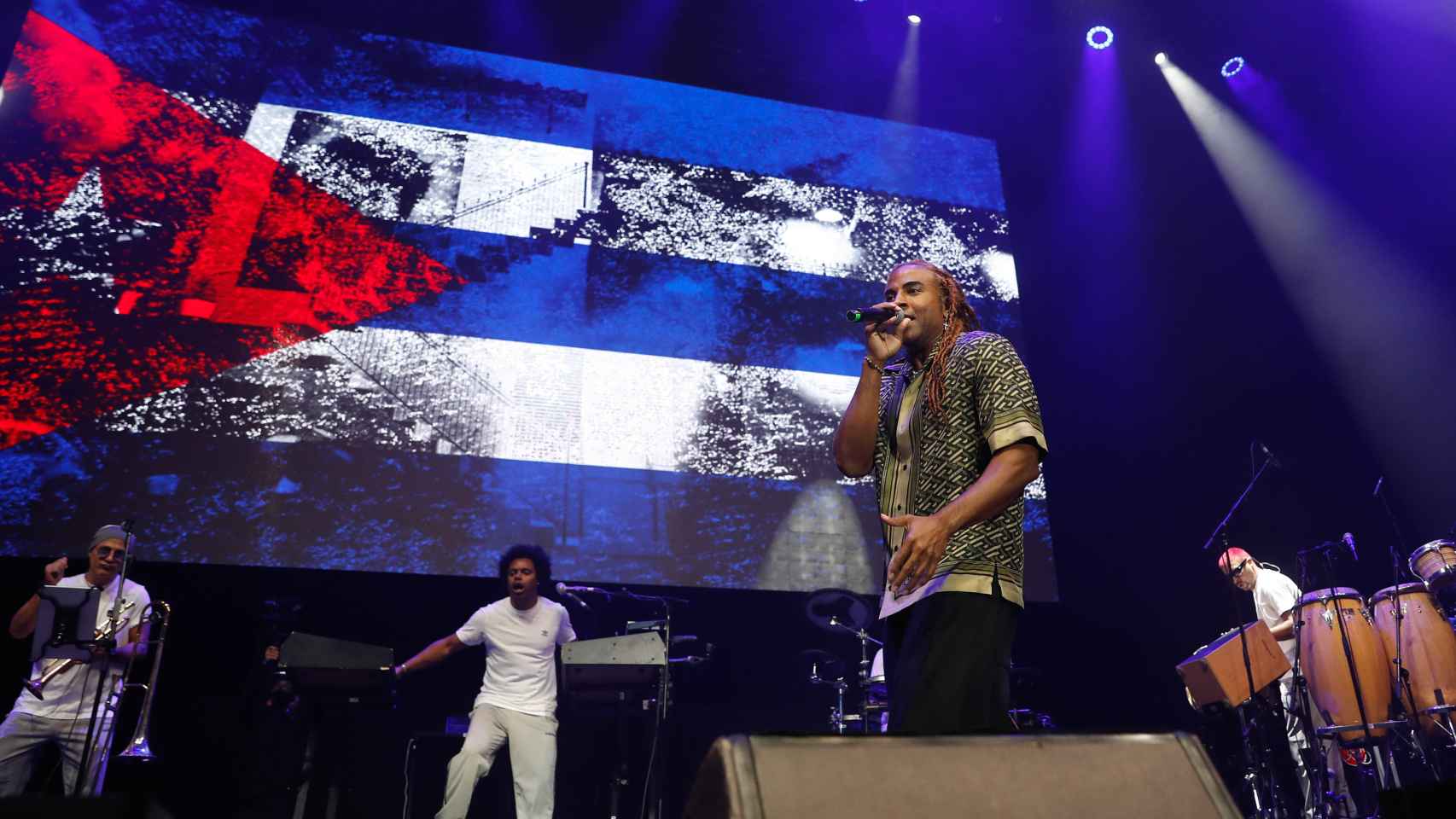 El rapero Yotuel en un concierto en Madrid. Al fondo, la bandera de Cuba.