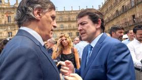 El presidente de la Junta, Alfonso Fernández Mañueco, departe con el alcalde Salamanca, Carlos García Carbayo