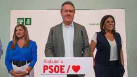 El secretario general del PSOE andaluz, Juan Espadas, junto a la portavoz Ángeles Férriz.
