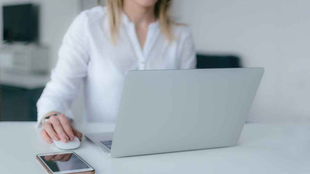 Una mujer utilizando un ordenador portátil.