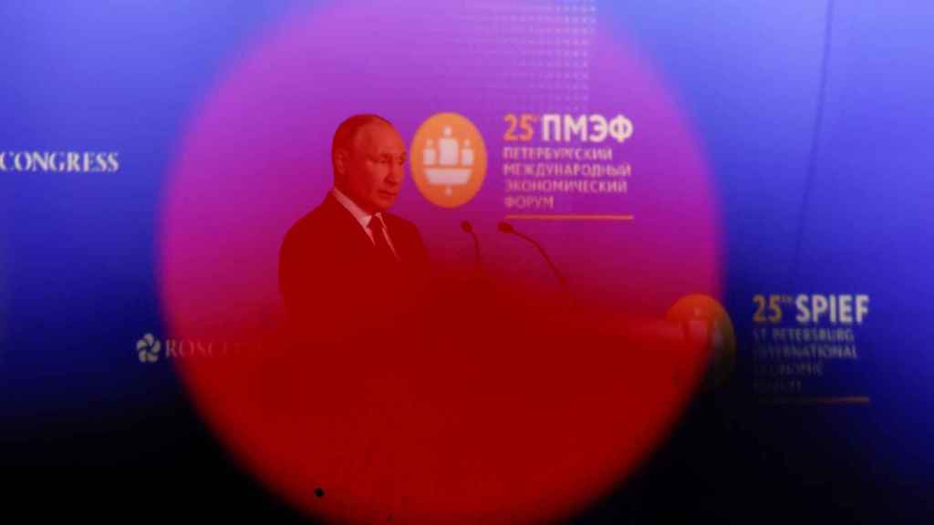 El presidente ruso Vladimir Putin es visto a través de la luz de una cámara de televisión durante una sesión del Foro Económico Internacional de San Petersburgo (SPIEF)