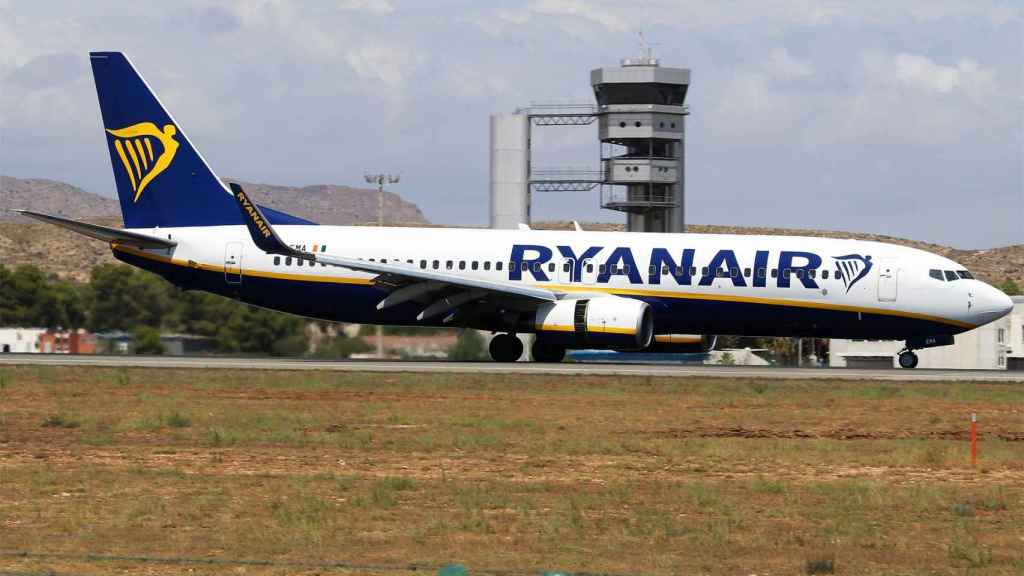 Un avión de Ryanair en el aeropuerto Alicante-Elche Miguel Hernández.
