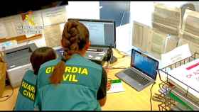 La Guardia Civil detiene a los cinco miembros de la banda que consiguieron engañar a los clientes al piratear la red de la clínica.