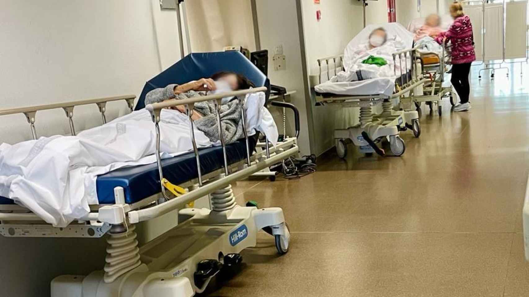 Pacientes en los pasillos de Urgencias del Hospital de Torrevieja tras la reversión, en imagen de archivo.