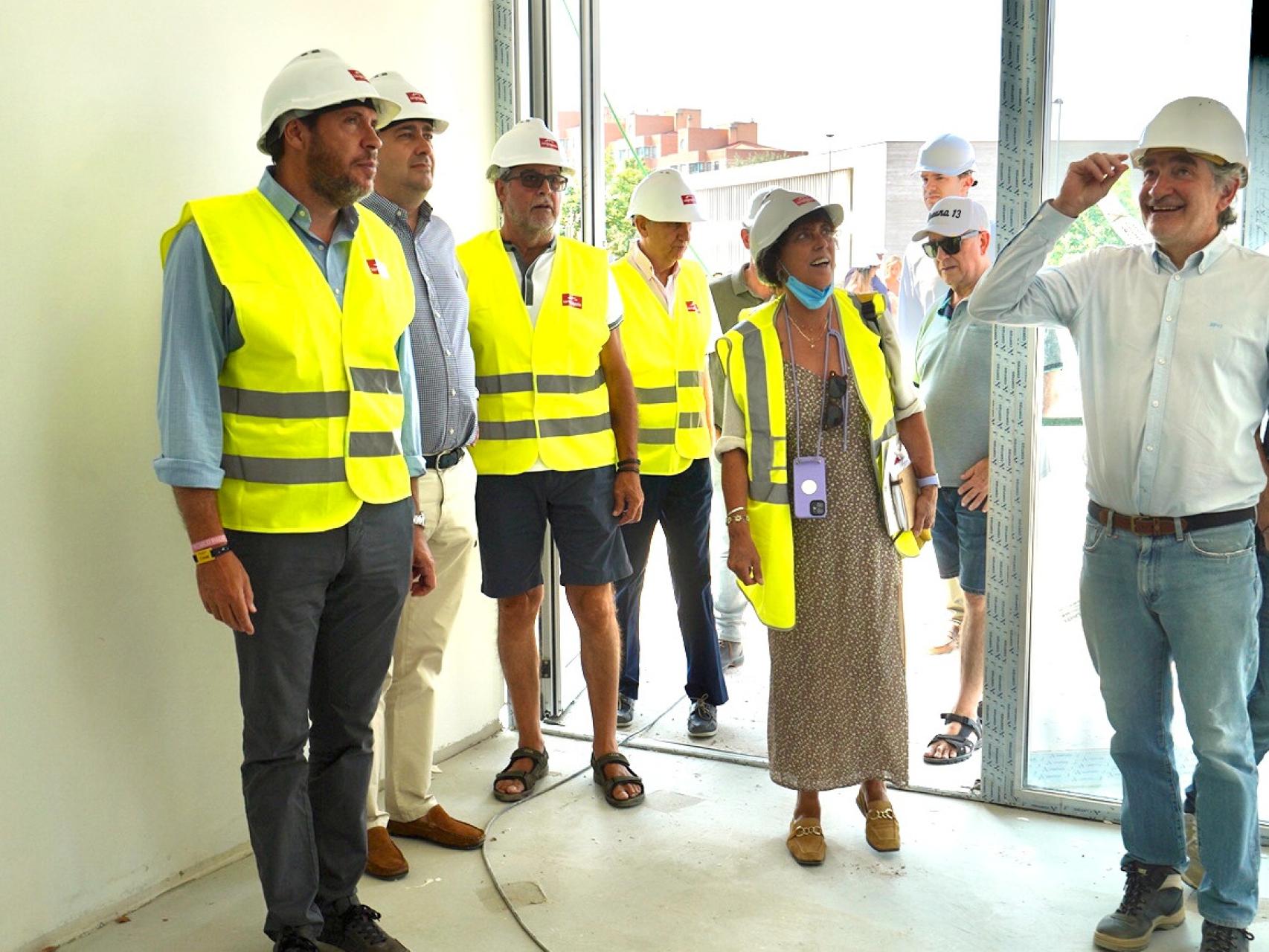 Óscar Puente y Rafaela Romero visitan las obras del nuevo centro de mayores y la biblioteca de Parquesol.