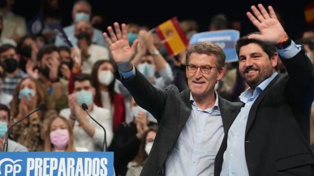 El presidente del PP, Alberto Núñez Feijóo, y el líder del PP murciano, Fernando López Miras, en marzo, en un acto en el Teatro Circo de Murcia.