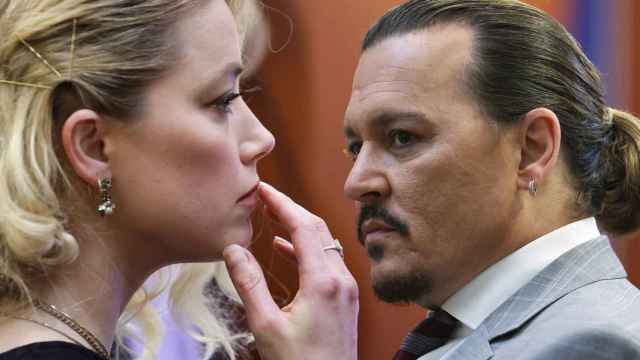 Amber Heard y Johnny Depp, en un fotomontaje de las imágenes durante su juicio en Fairfax.