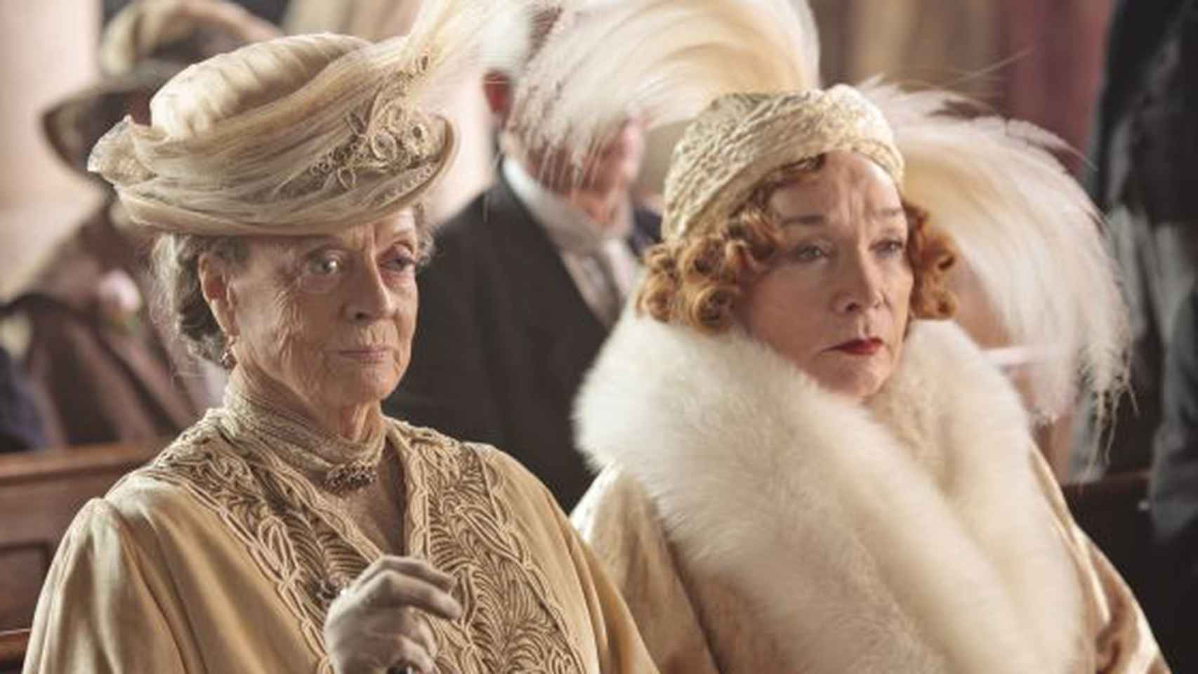 Maggie Smith (izda.) y Shirley MacLaine, en una escena de la serie Downton Abbey.