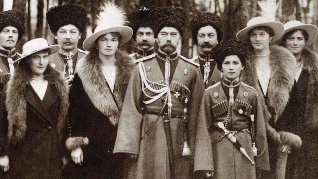 Las duquesas Anastasia y Olga, el zar Nicolás II, el zarévich Alekséi, las duquesas Tatiana y María, en 1916, posando junto a cosacos.