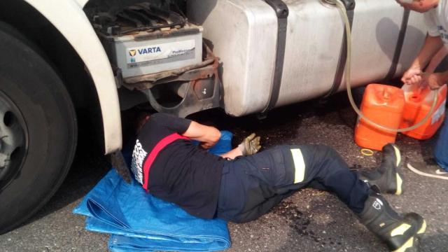 Los Bomberos de Rionegro del Puente asistiendo al camión