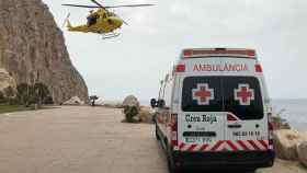 Un helicóptero y una ambulancia en Calpe, durante una intervención.