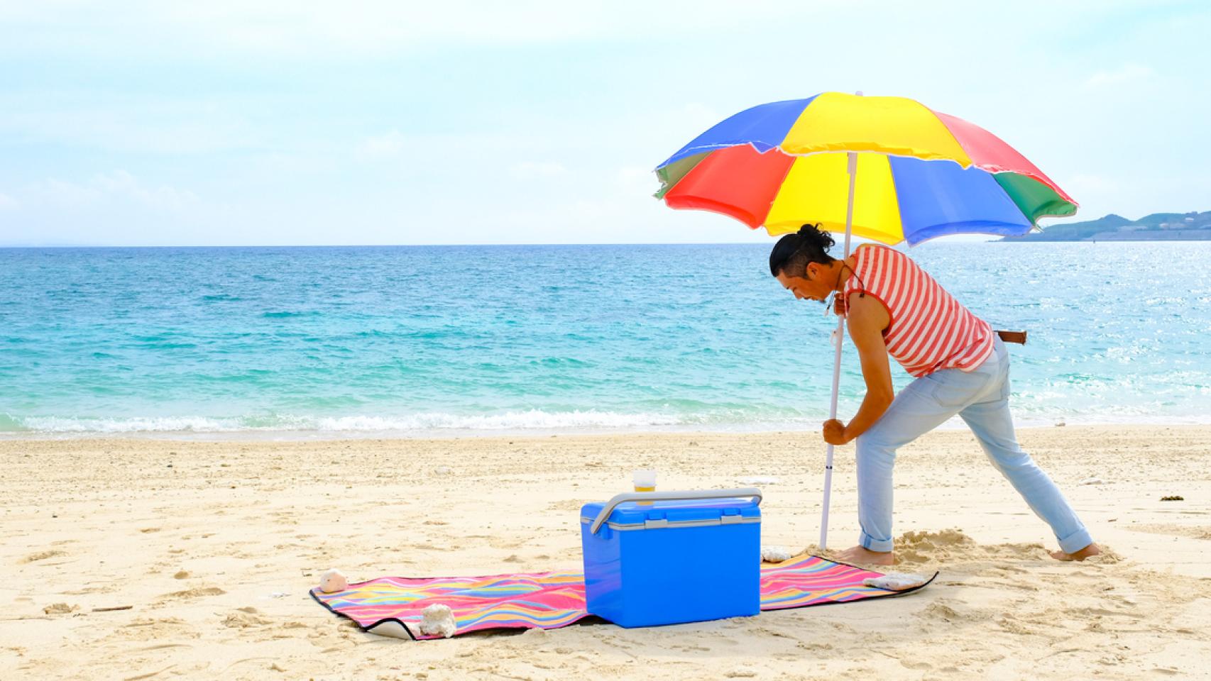 Los trucos definitivos para poner la sombrilla de playa sin que se