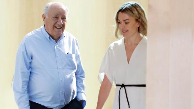 Una experta grafóloga analiza las rúbricas de Marta Ortega y su padre, Amancio Ortega.