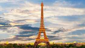 Por qué la Torre Eiffel y otros monumentos crecen en verano