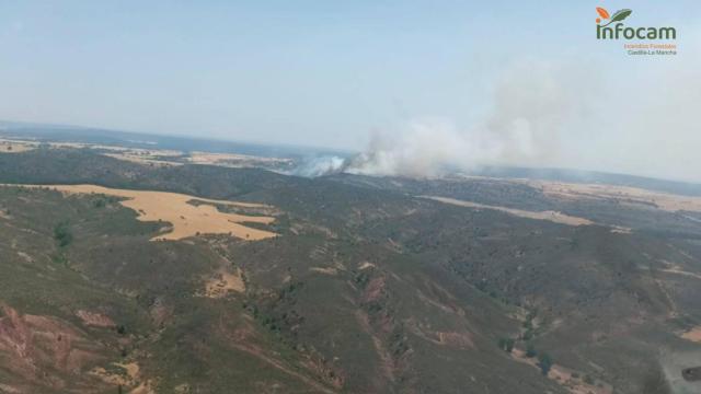 Un medio aéreo y siete terrestres trabajan en un incendio declarado en Angón (Guadalajara)