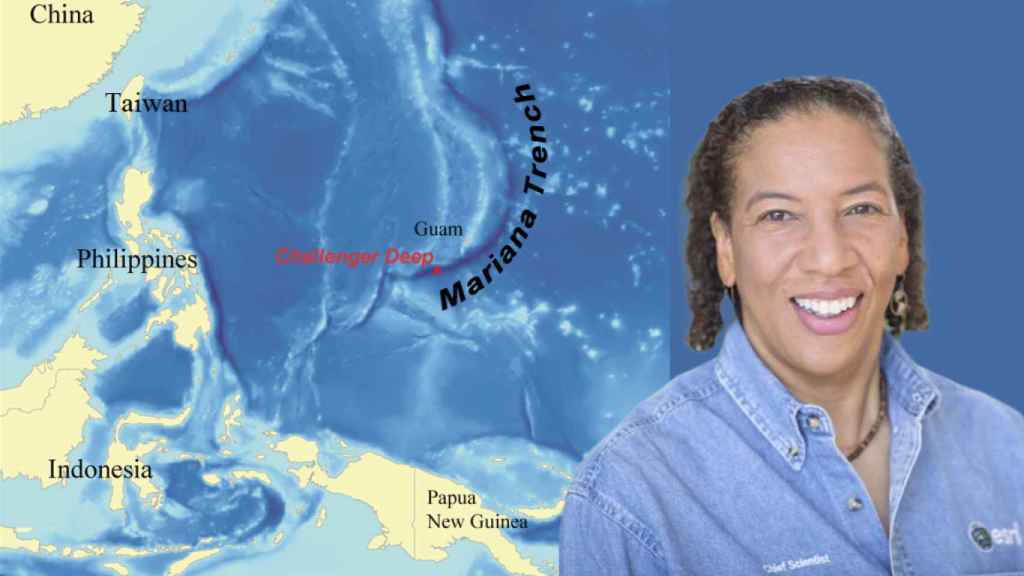 Imagen de archivo de la oceanógrafa Dawn Wright junto a un mapa que ubica el abismo de Challenger (o Challenger Deep).