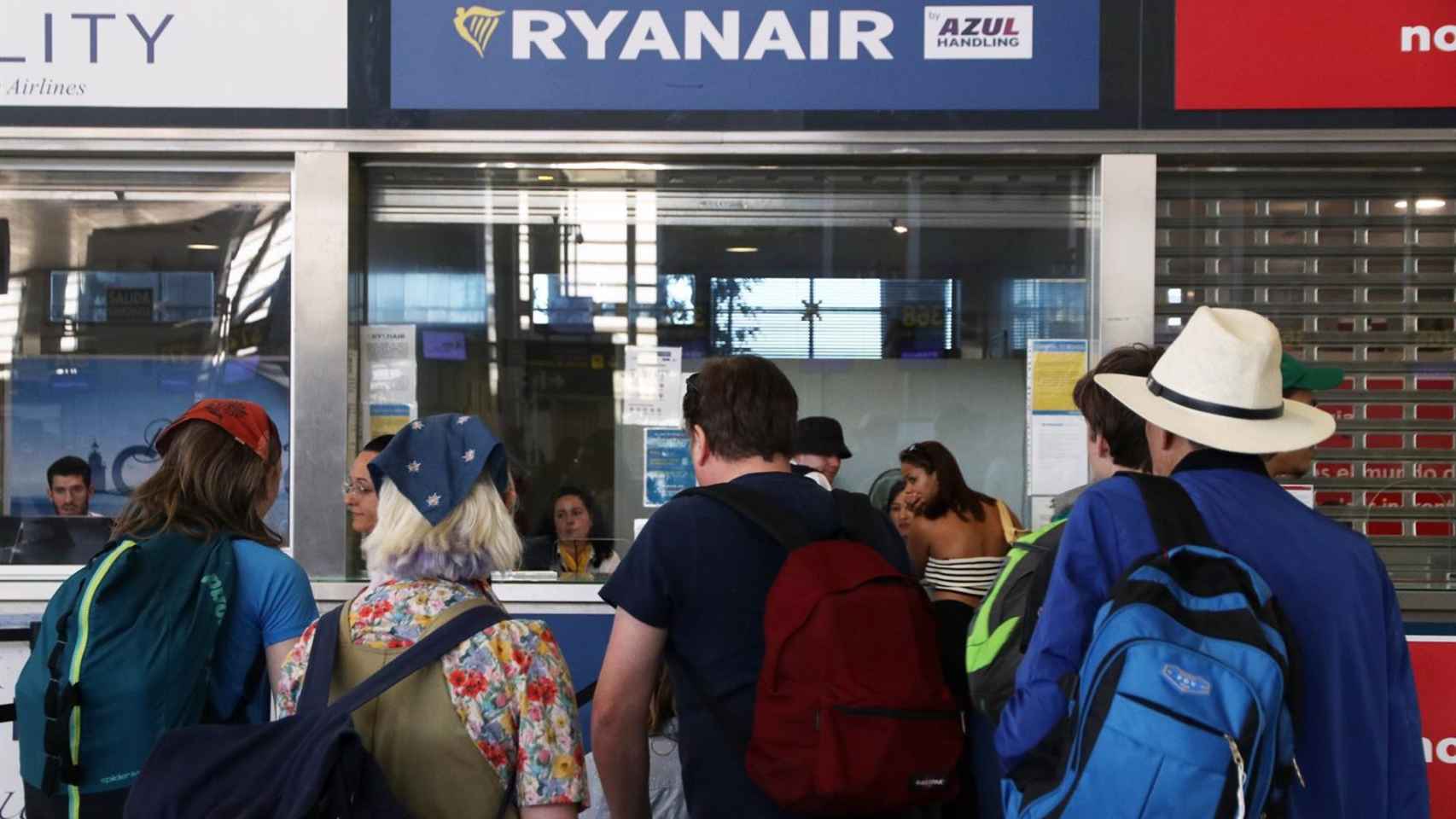 Ryanair despide a trabajadores del de Málaga en mitad de la huelga de tripulantes