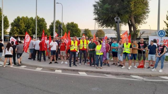 Piquetes a las puertas de Repsol en Puertollano. Foto: IU-Twitter.