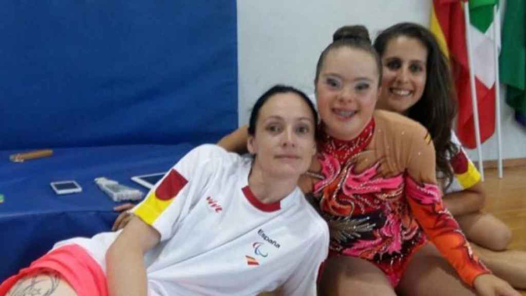 Sara Marín entre su entrenadora Titi y su hermana Lidia, también entrenadora.