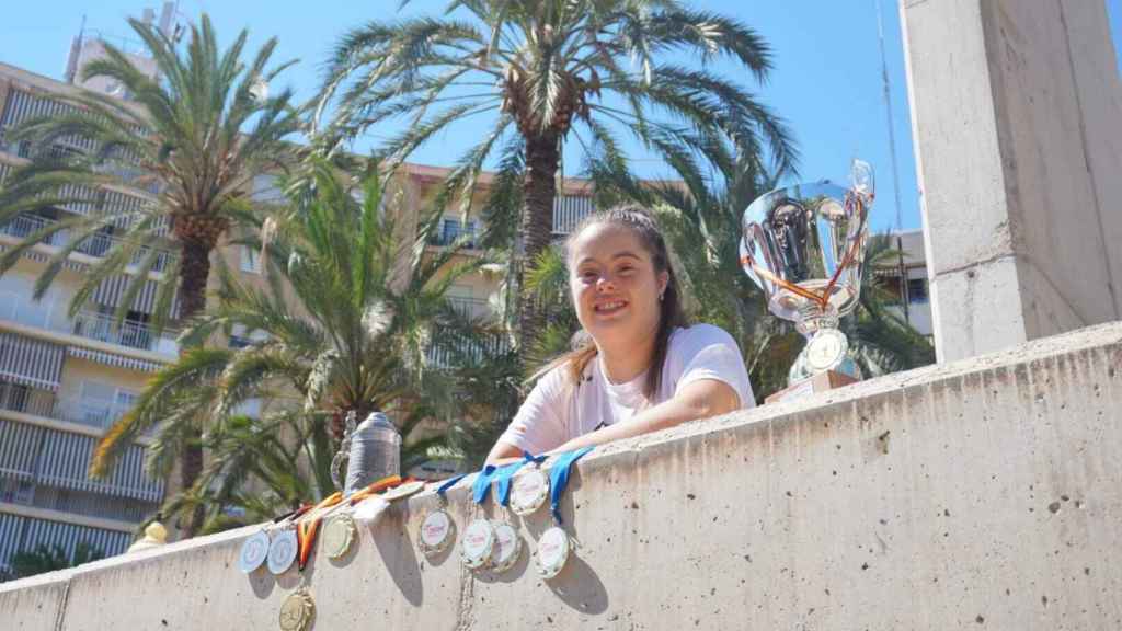 Sara Marín posa para EL ESPAÑOL de Alicante con todas sus medallas y trofeos.