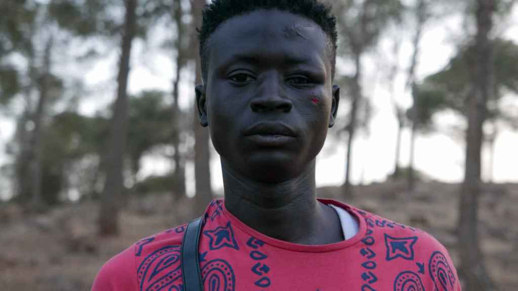 Rached Musa, sudanés de 20 años, posa en el bosque de Sidi Maafa, en la ciudad marroquí de Oujda, adonde llegó hace dos semanas .